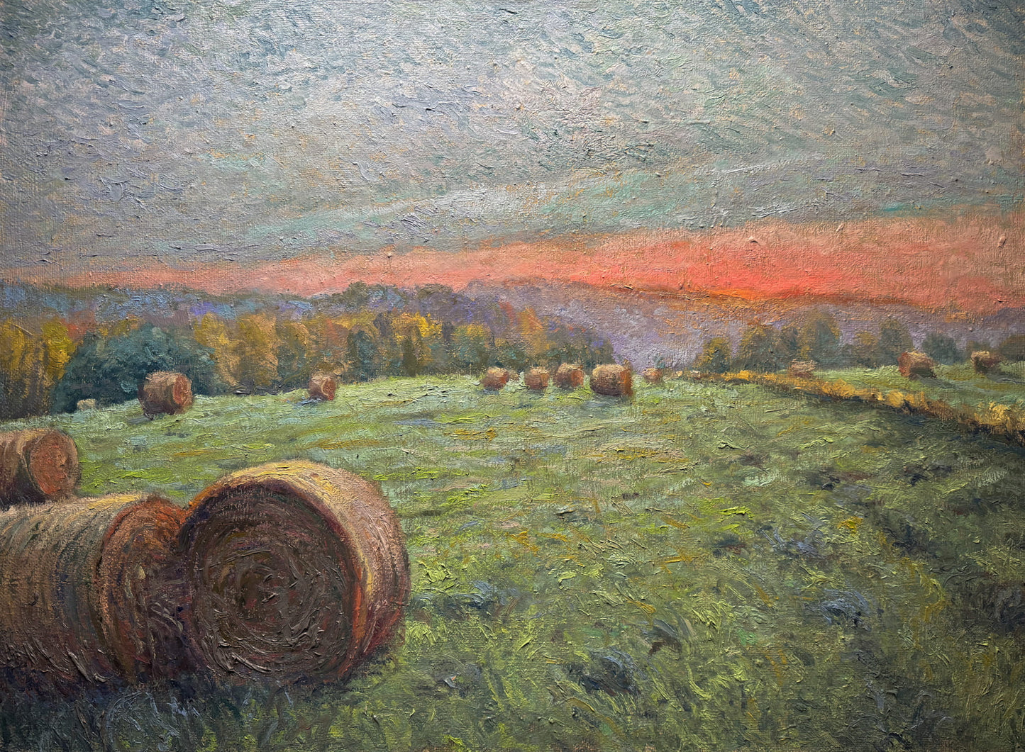 Baloty siana o wschodzie Słońca