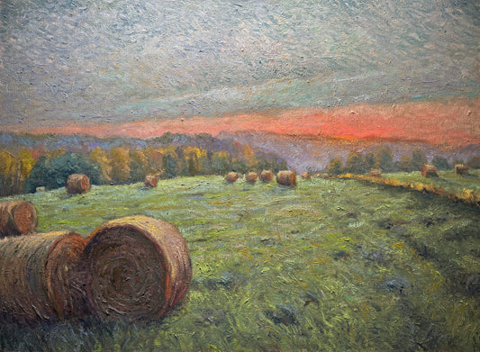 Baloty siana o wschodzie Słońca